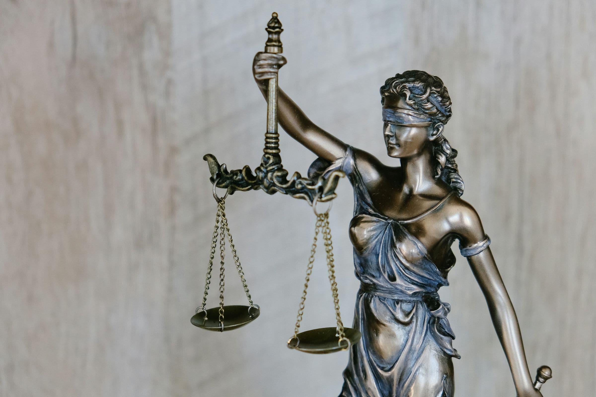 Justitia Figur