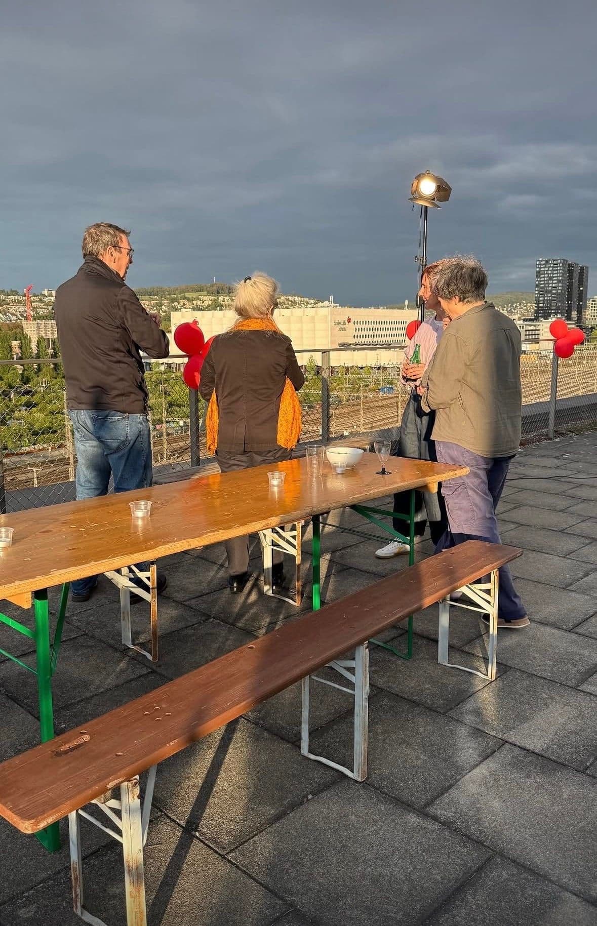 25 Jahre Kampagnenforum: Gäste an Festbänken auf der Terrasse
