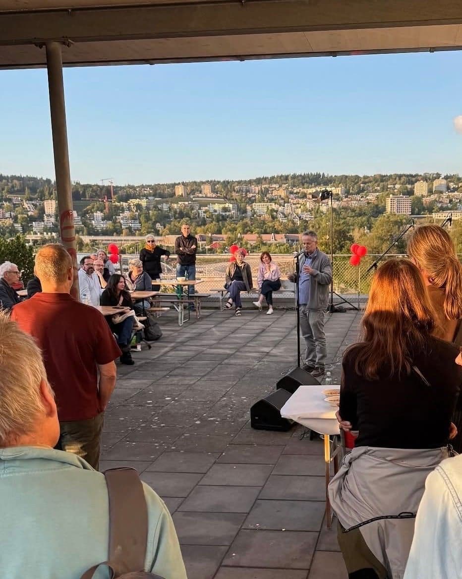25 Jahre Kampagnenforum: Publikum auf der Terrasse mit Aussicht über die Stadt