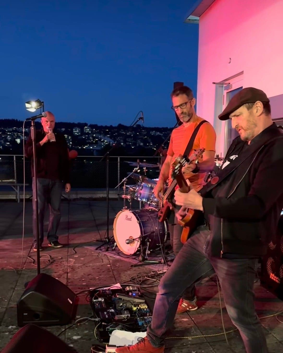 25 Jahre Kampagnenforum: Band spielt am Abend auf der Terrasse