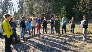 kursgruppe-draussen-beim-austausch.jpg Thumbnail