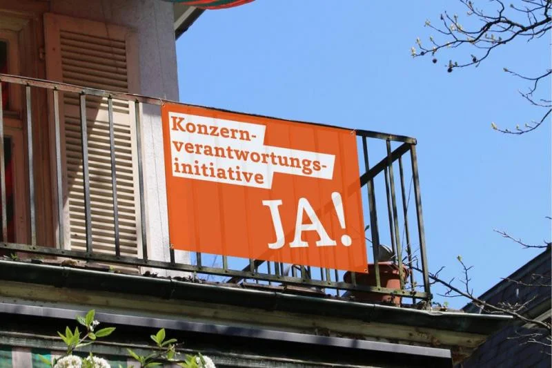 KVI Fahne an Balkongeländer
