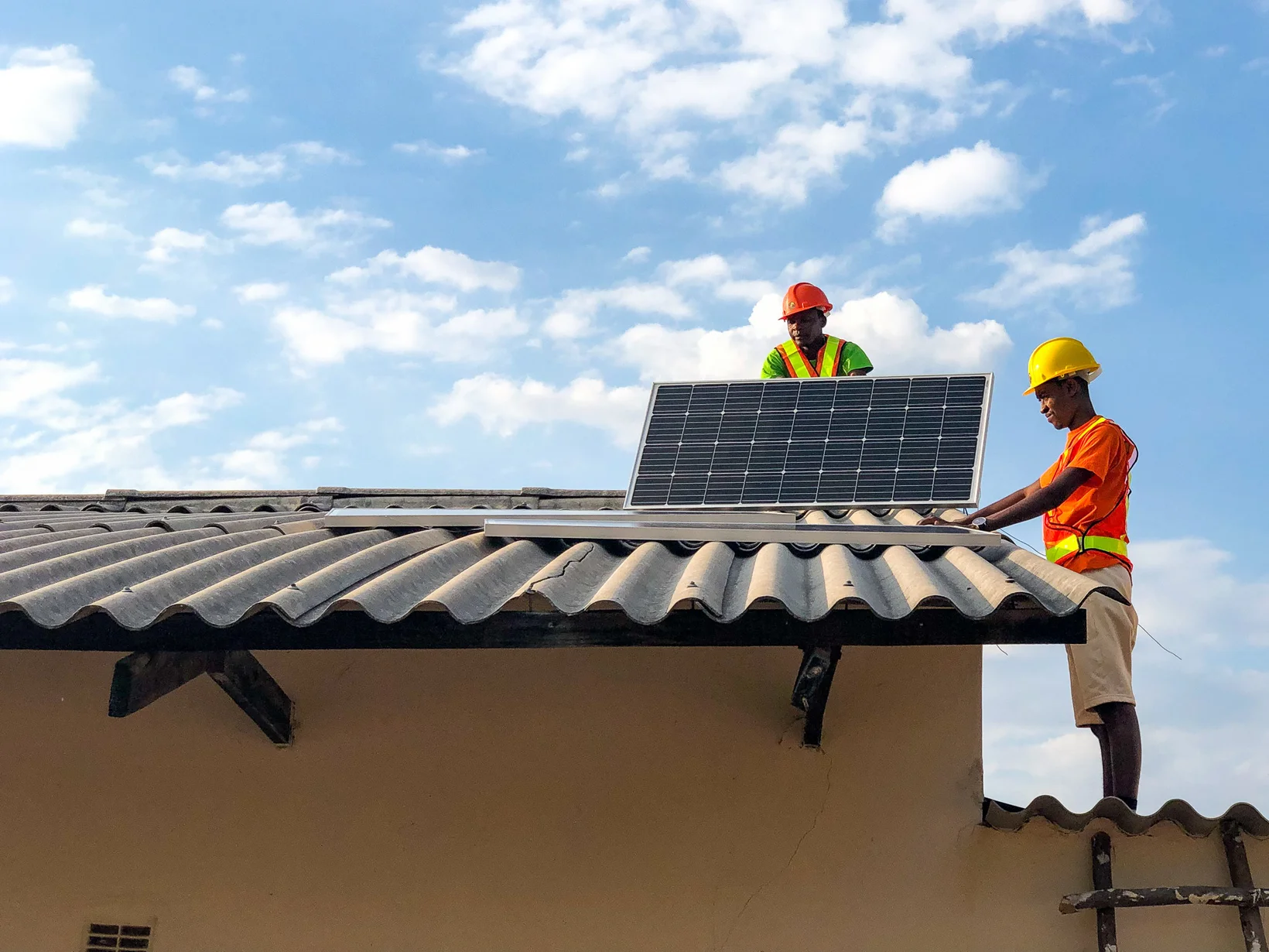 Ausgebildete Solartechniker in Simbabwe.