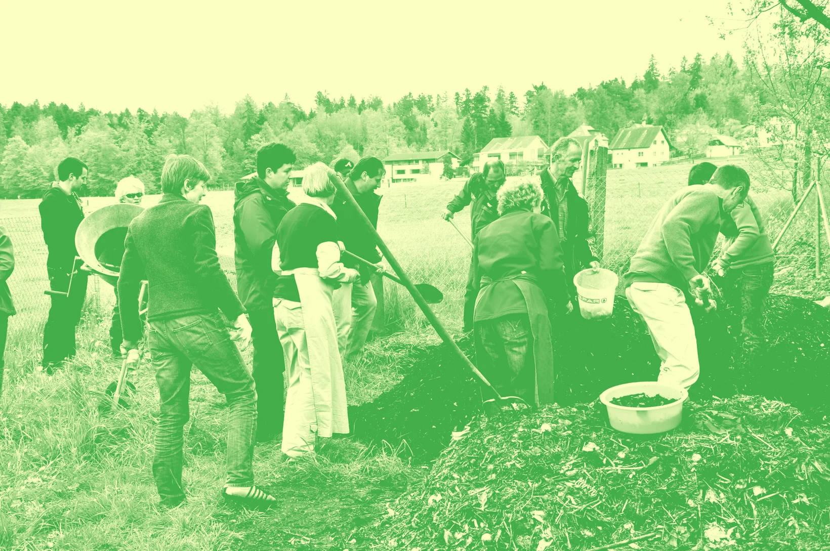 Eine Gruppe Menschen beim Aufsetzen eines Quartierkompostes.