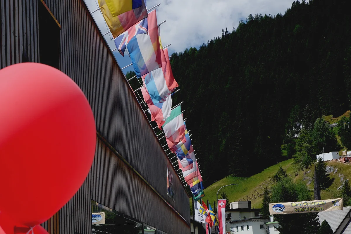 Drapeau et ballons