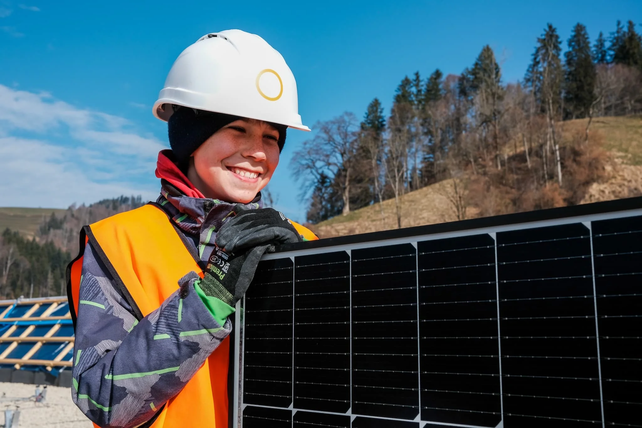 Jugendliche installieren Solaranlage - “Baustelle Zukunft” ©Solafrica Jugendliche installieren Solaranlage - “Baustelle Zukunft” ©Solafrica