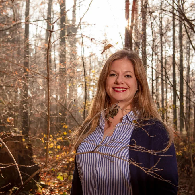 Portraitfoto von Nora Steimer im Wald
