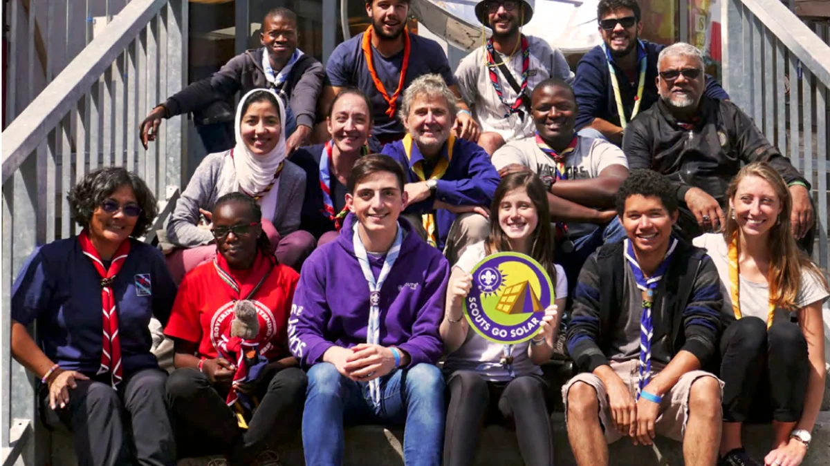 Solar Scouts Leaders vor dem Kandersteg International Scout Centre KISC