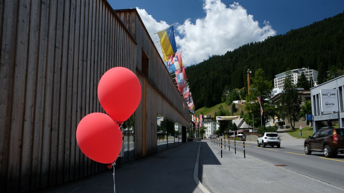 Davos Ballons und Fahne