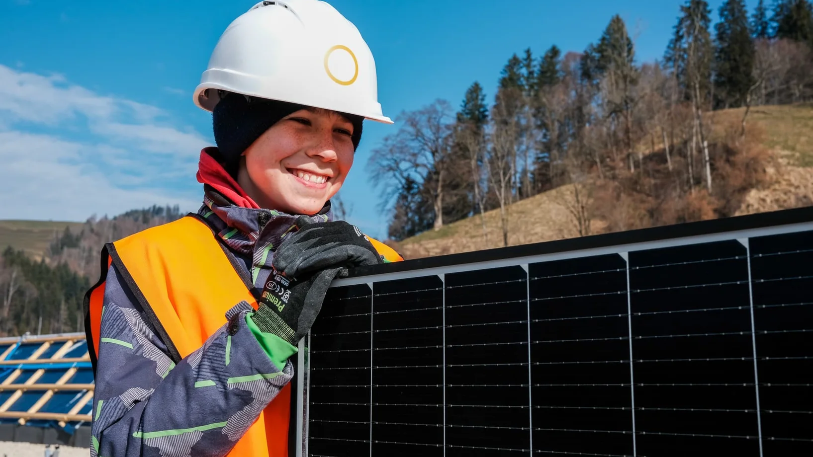 Jugendliche installieren Solaranlage - “Baustelle Zukunft” ©Solafrica
