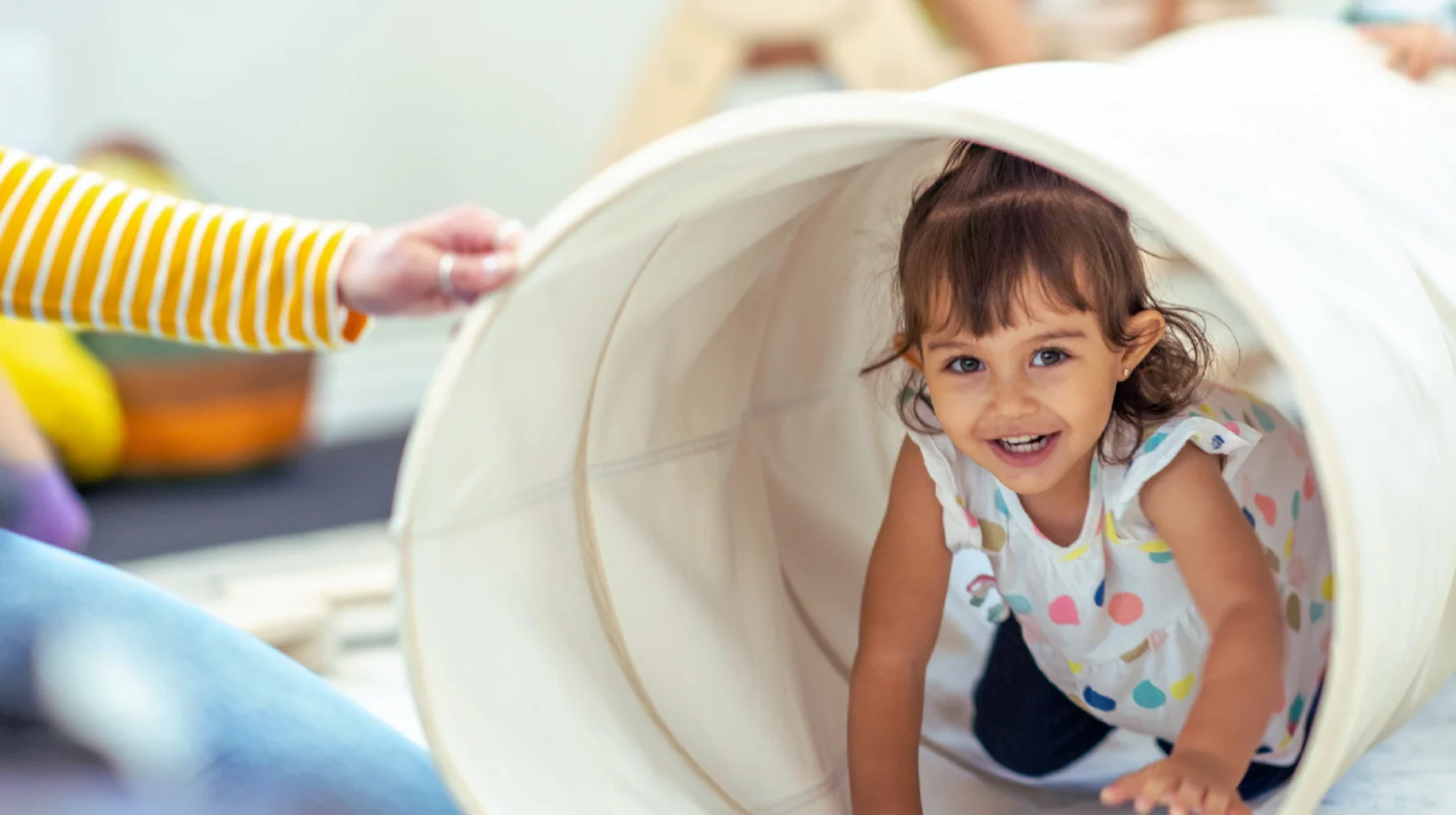 Glückliches Kind beim Spielen.